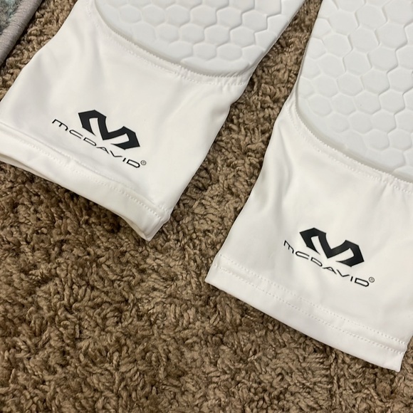 White like new mcDavid basketball knee pads - Picture 2 of 2